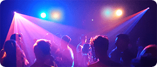 Wat een lightshow dat deze DJ geeft, boeken deze discobar!