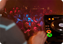 Twijfel niet langer, je bedrijfsfeest verdient ons als jouw DJ of discobar