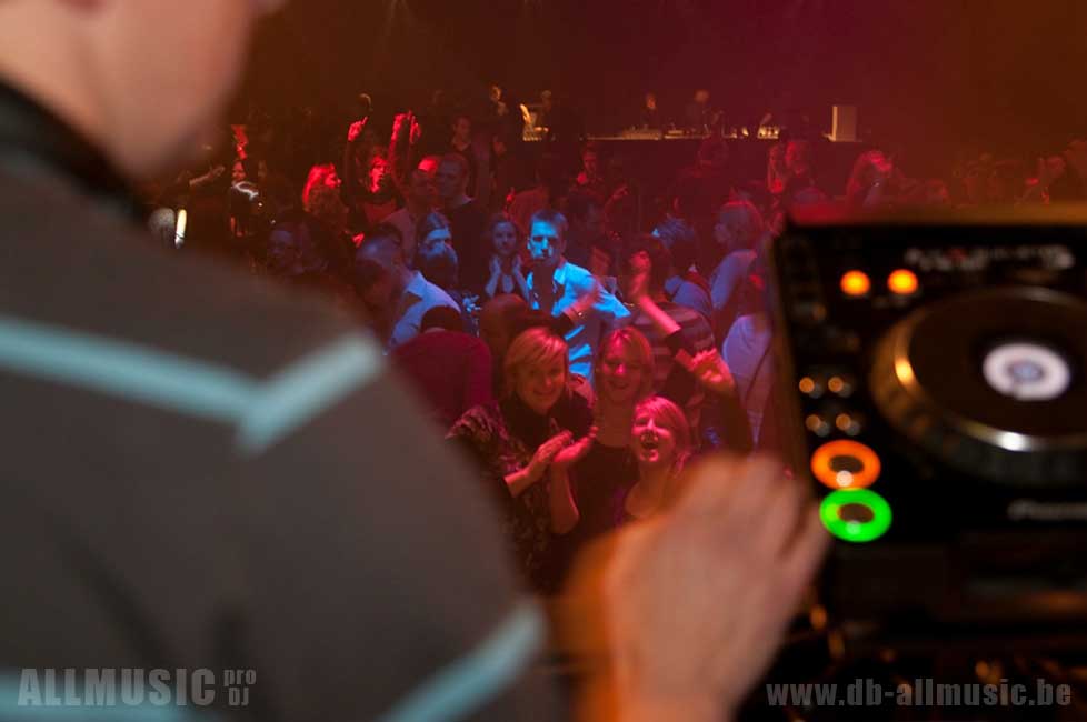 Jawel, je DJ personeelsfeest flink vooraf boeken is een goed idee! 