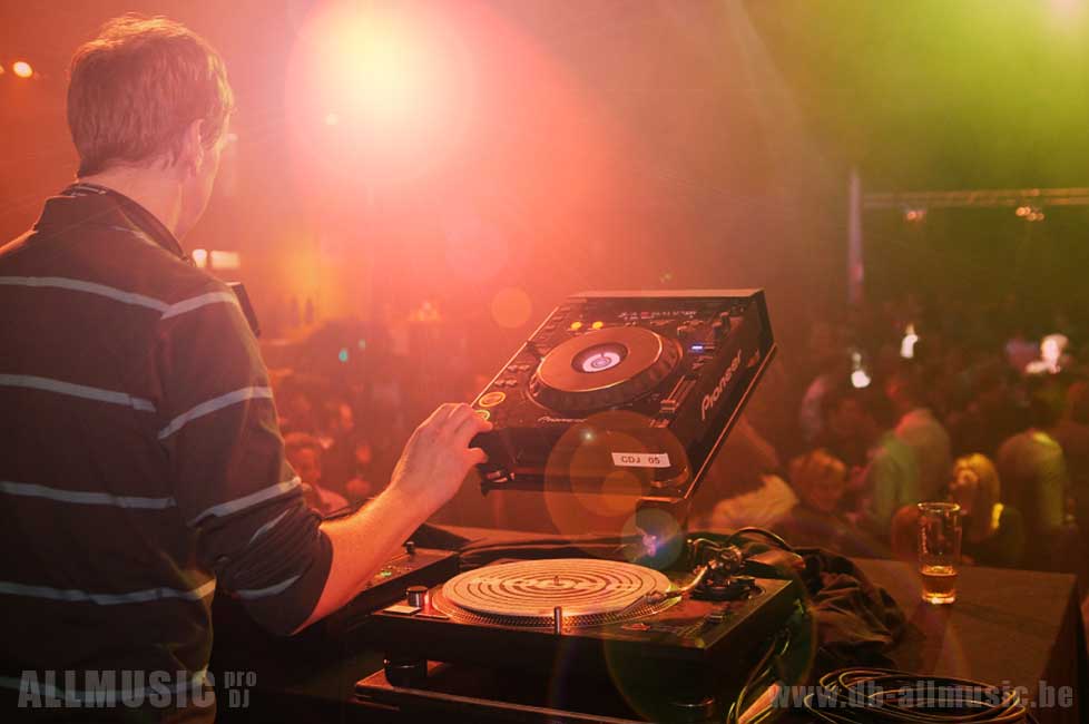 Jawel, je DJ personeelsfeest flink vooraf boeken is een goed idee! 