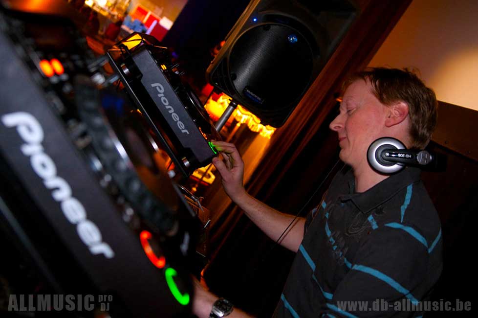 Jawel, je DJ personeelsfeest flink vooraf boeken is een goed idee! 