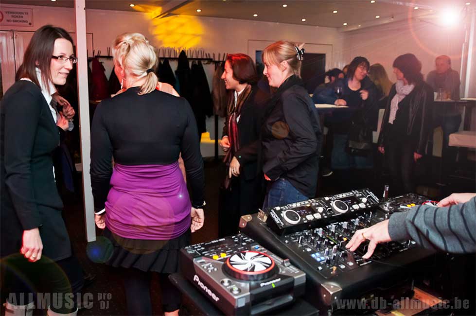 DJ op je bedrijfsfeest